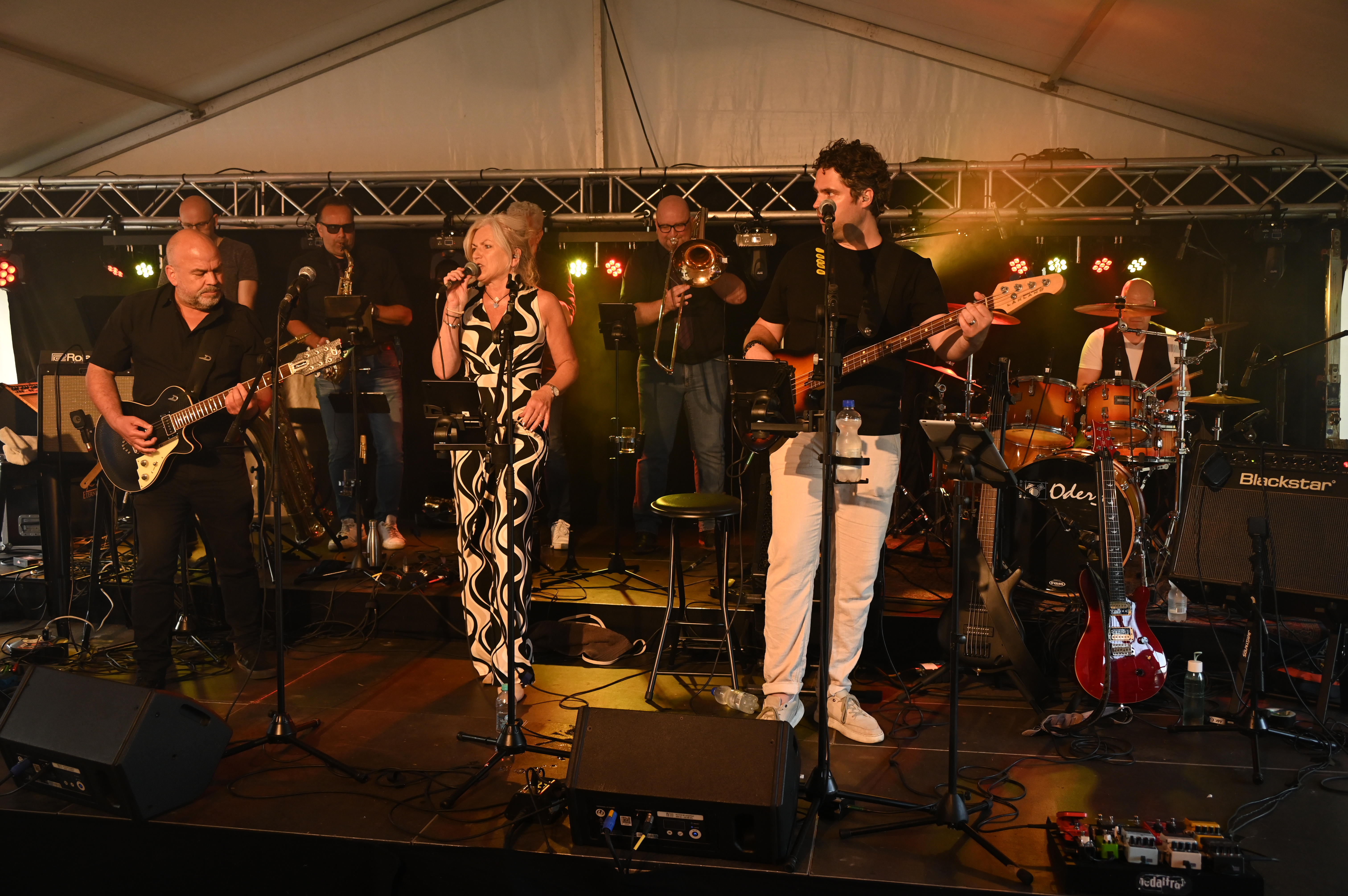 Grote foto van muzikanten